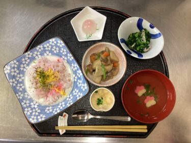 今日の昼食（ひな祭り用）